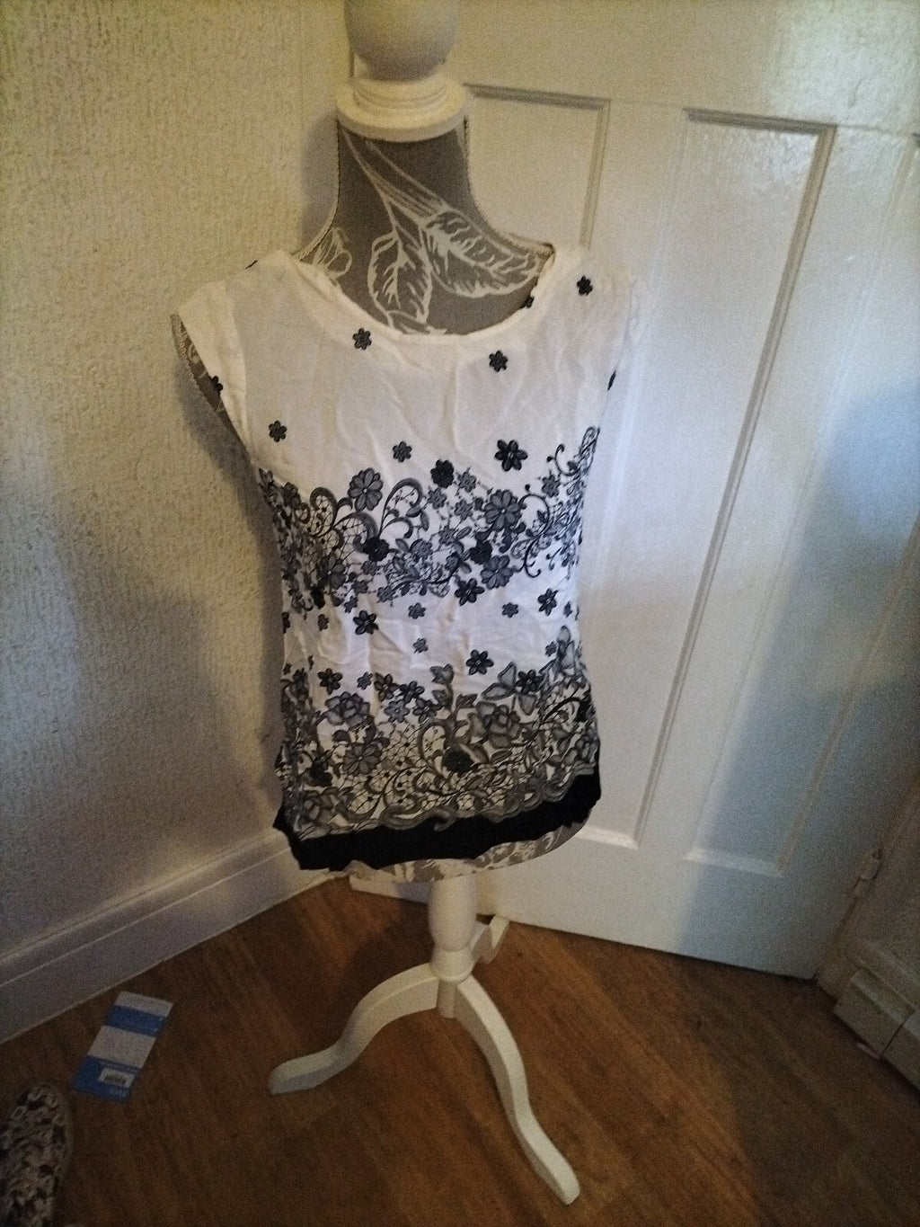 Ladies Wallis Size Small White Floral Sleeveless Blouse
