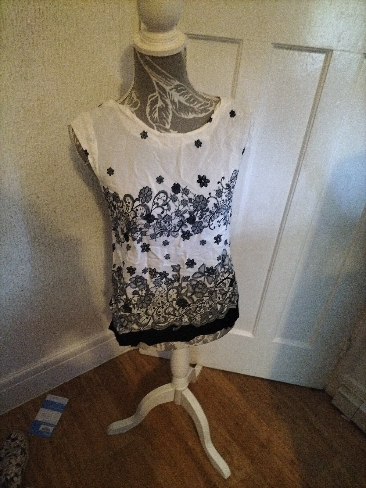Ladies Wallis Size Small White Floral Sleeveless Blouse