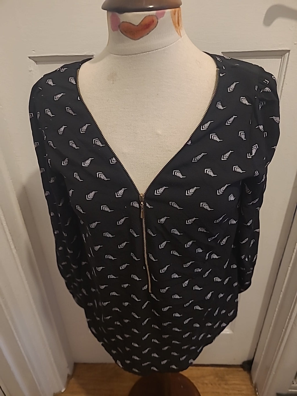 Ladies Izabel Size 10 Black White Patterned Long Sleeved Blouse