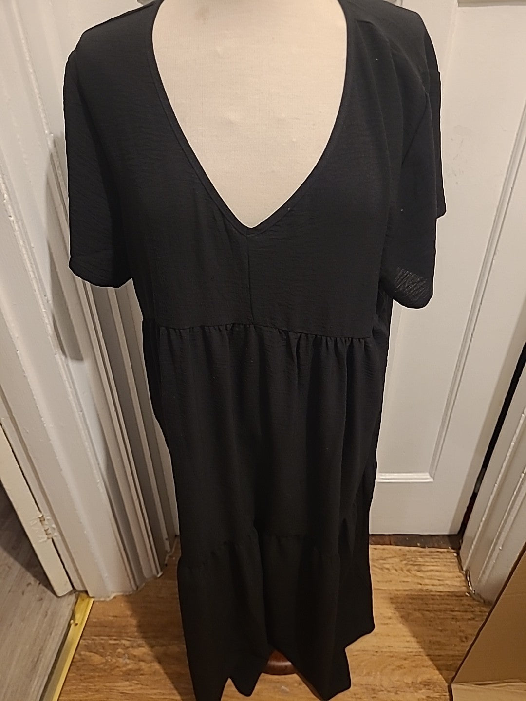 Ladies Size XL Black V Neck Short Sleeved Long Length Dress