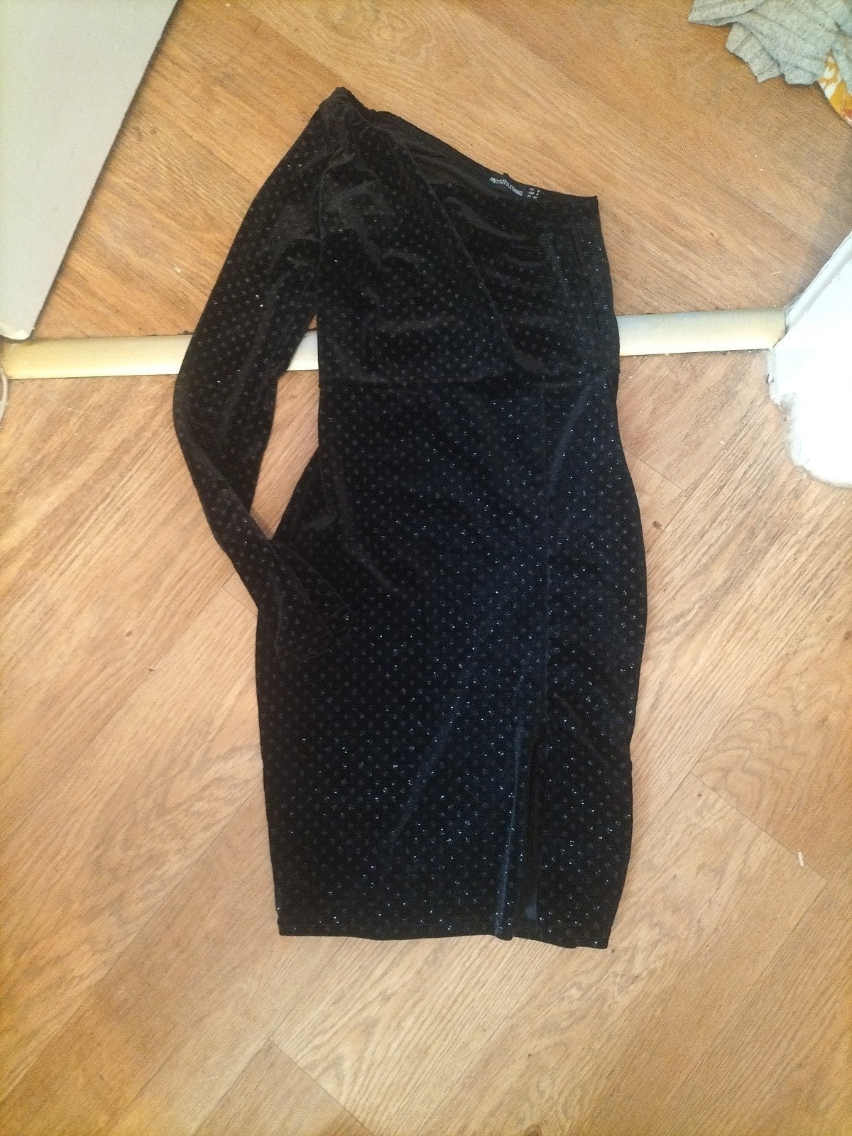 Ladies Prettylittlething Size 8 Black Patterned Off The Shoulder Dress