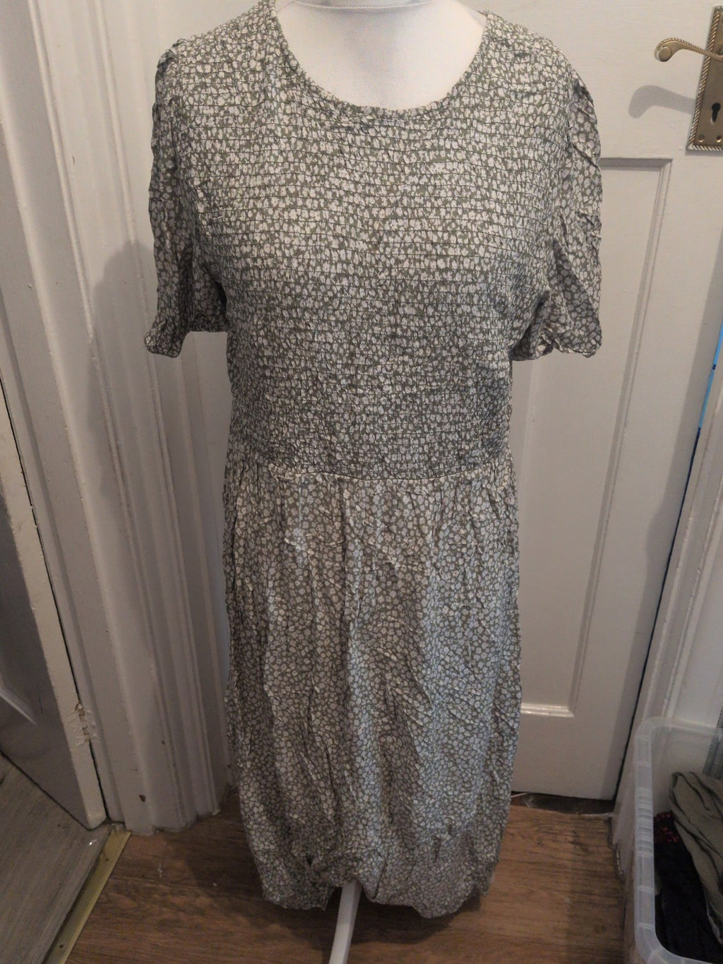 Peacocks 18 Green And White Floral Short Sleeve Dress