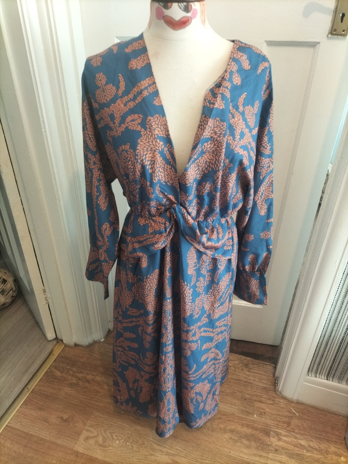 Ladies Large Brown Blue Long Sleeved V Neck Dress