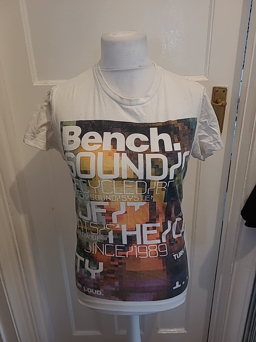 Mens Bench Size Small White Short Sleeved Printed Tshirt