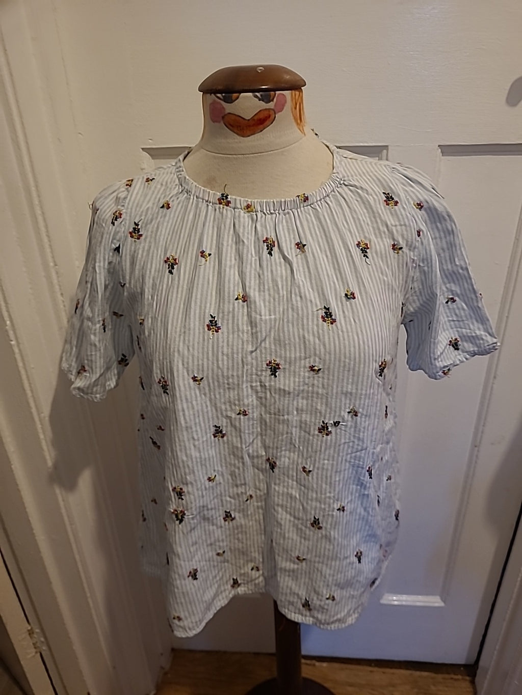 Ladies H&M Size 6 Blue Striped Floral Short Sleeved Tshirt