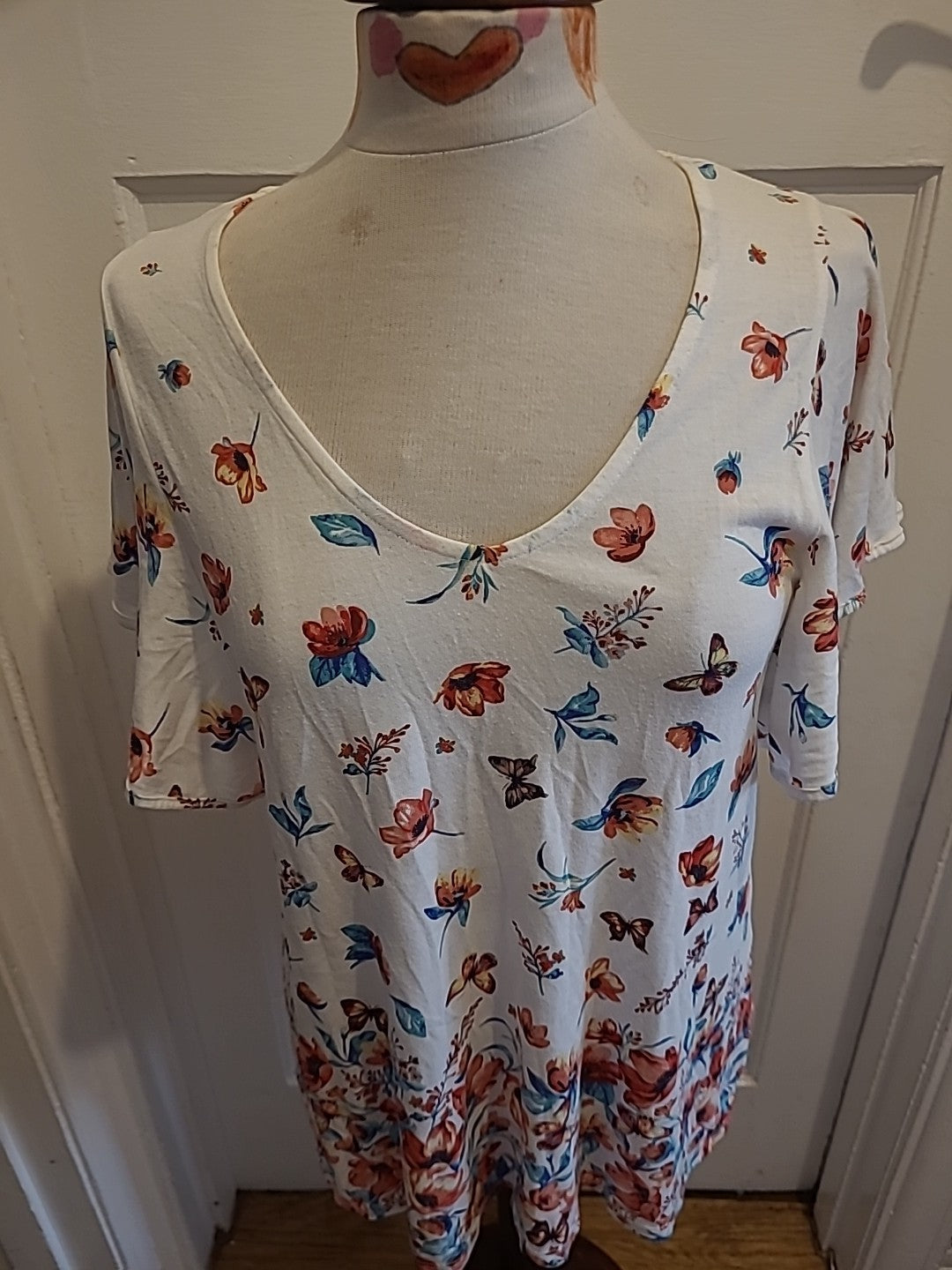 Ladies Tu Size 8 White With Butterflies Short Sleeved Shirt