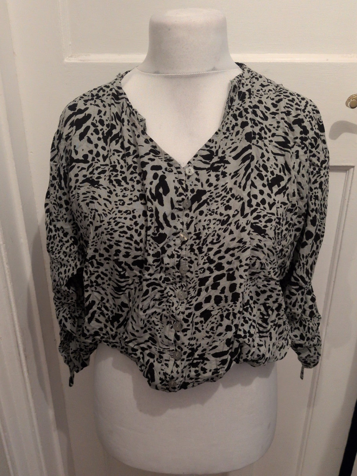 Apricot 10 Mint Green And Black Leopard Print Buttoned Blouse