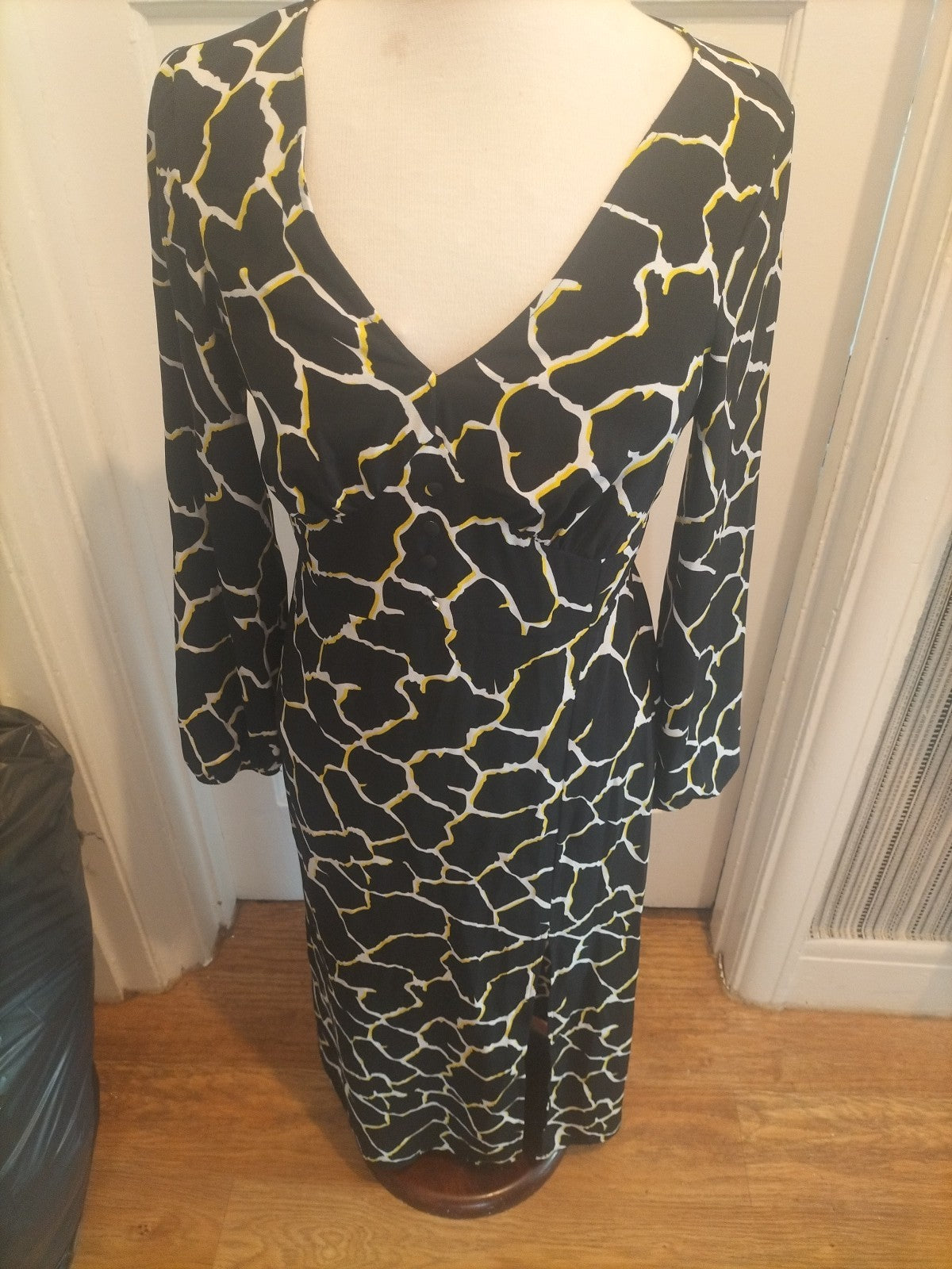 Ladies Lola Skye Size 8 White Yellow Black Long Sleeved Split Hem Dress
