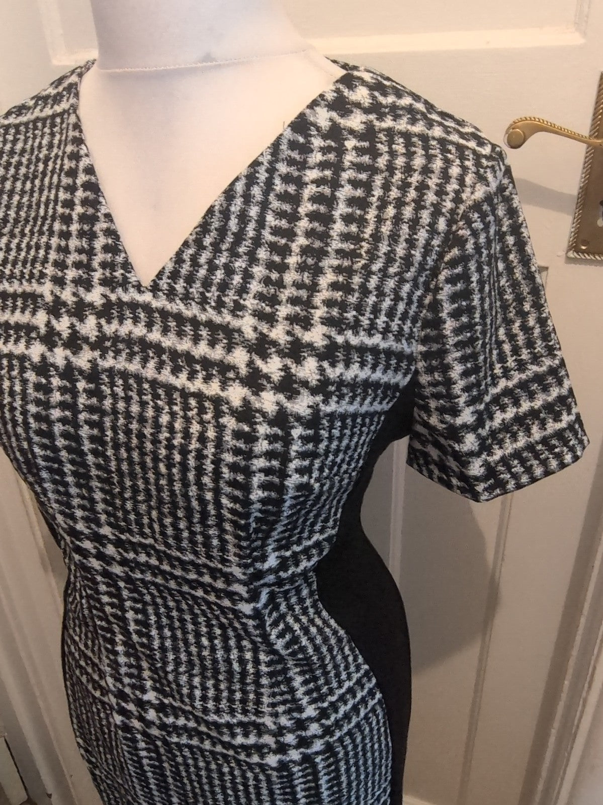 Tu  14 Black/White/Grey Short Sleeve V Neck Dress