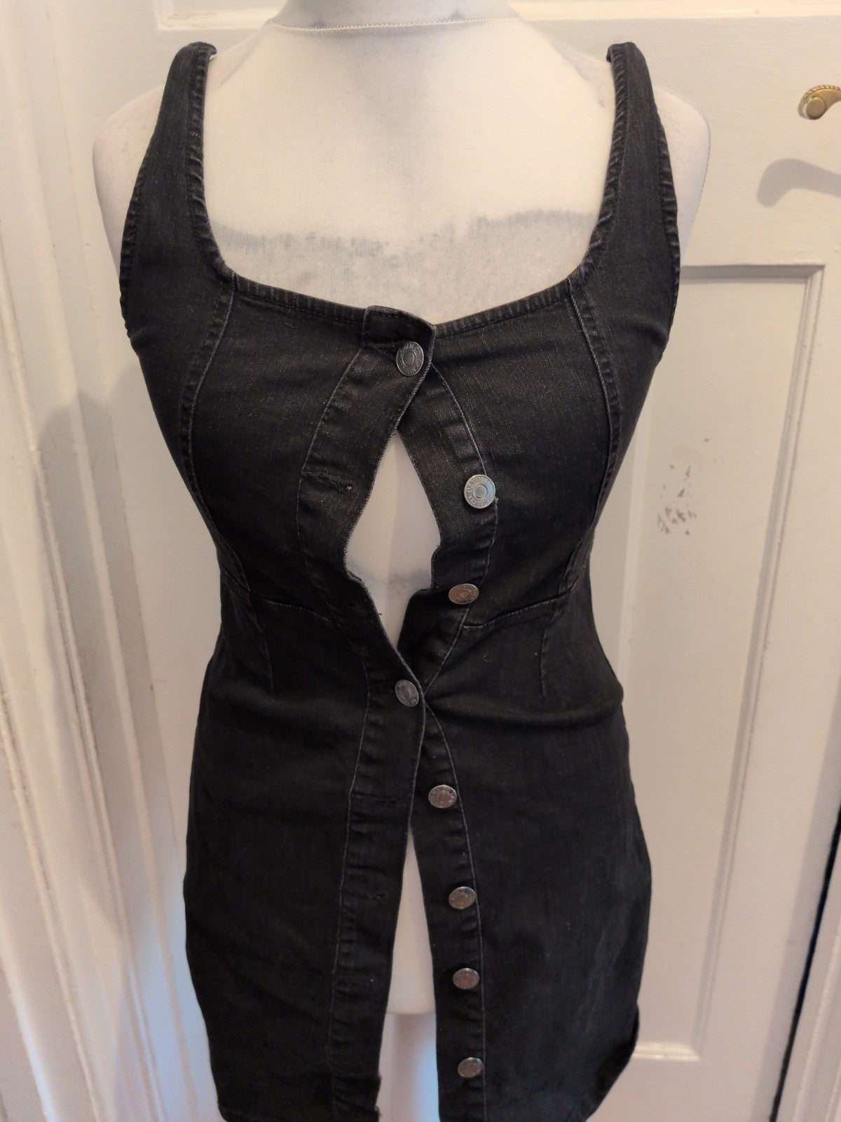Denim&Co 10 Black Denim Sleeveless Buttoned Knee Length Dress