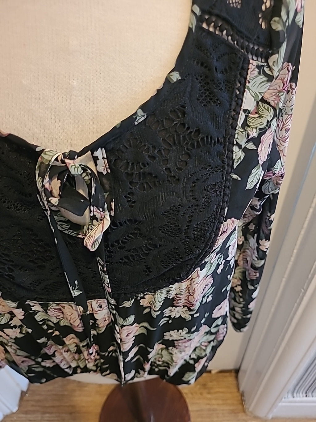 Ladies Select Bubblehem Blouse Size 6 Long Sleeved Black Floral
