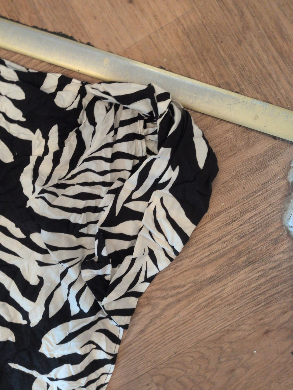 H&M 6 Black And Ivory Wrap Skirt Midi
