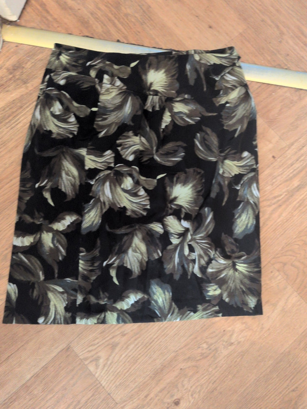 Autograph 12 Green And Black Floral Lined Skirt Knee Length