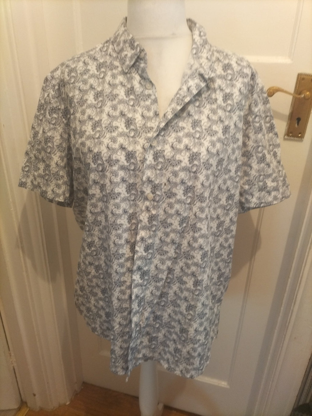 Mens Easy Size 2XL Dark Navy And White Short Sleeved Floral Shirt