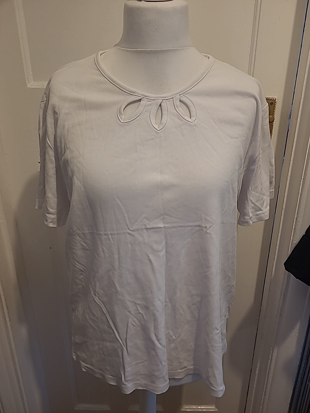 Ladies Isle Size 22-24 White 3 Hole Neck Short Sleeved Blouse