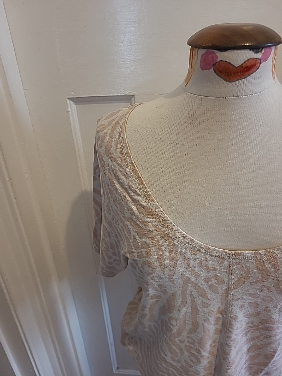 Ladies Lounge Edit Size 8 Baby Pink White Short Sleeved Tshirt