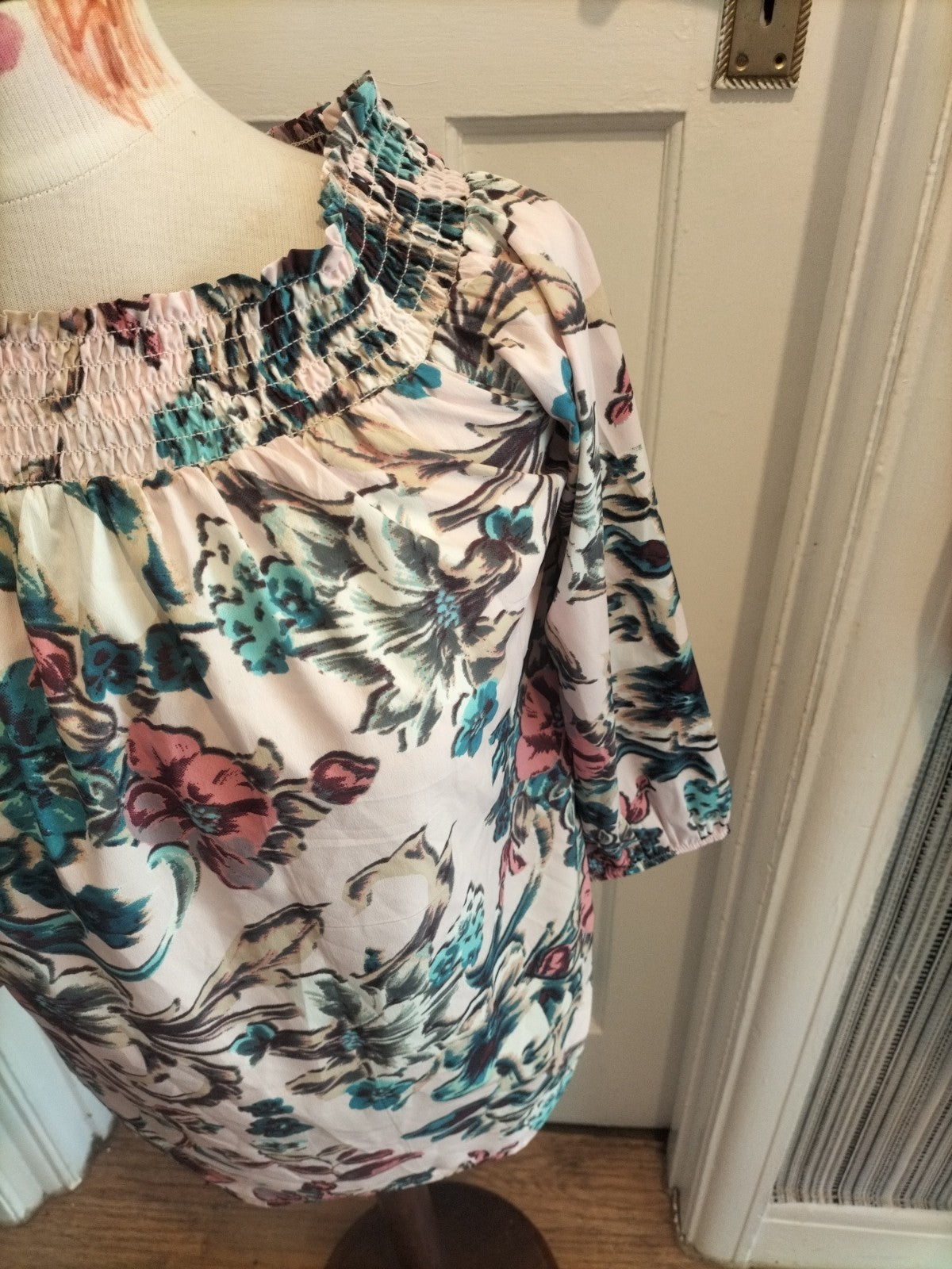 Brand New Ladies Peacocks Size 8 Floral Long Sleeved Tshirt