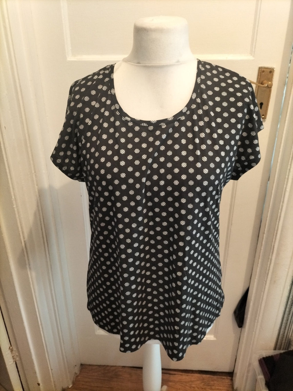 Chicos Size 2 Black White Circle Patterned Short Sleeve Tshirt