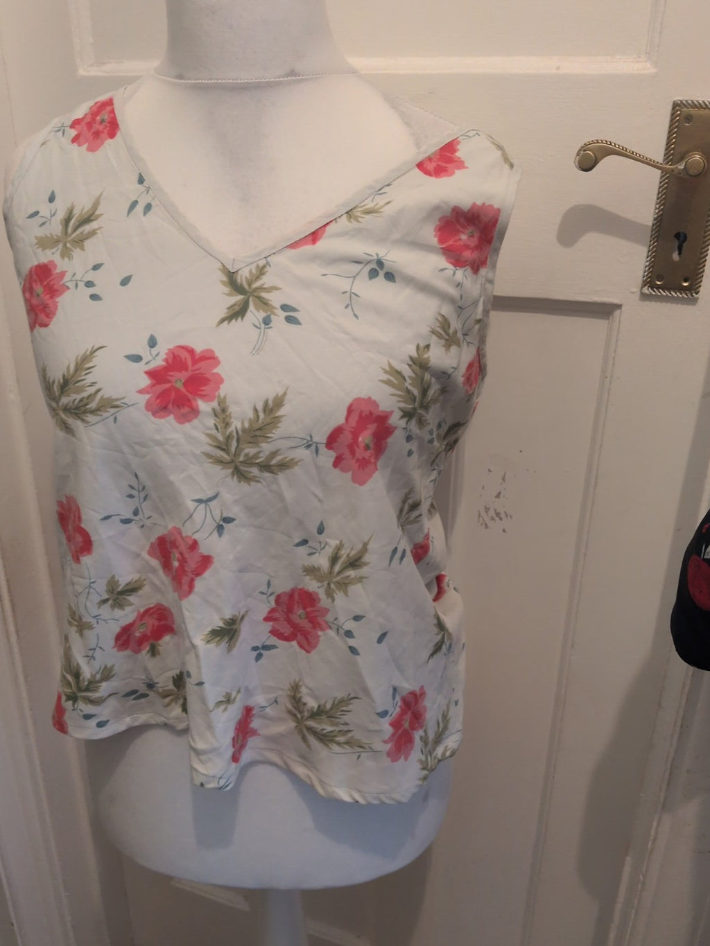 Medium White Flower Pattern Sleeveless T-shirt Blouse