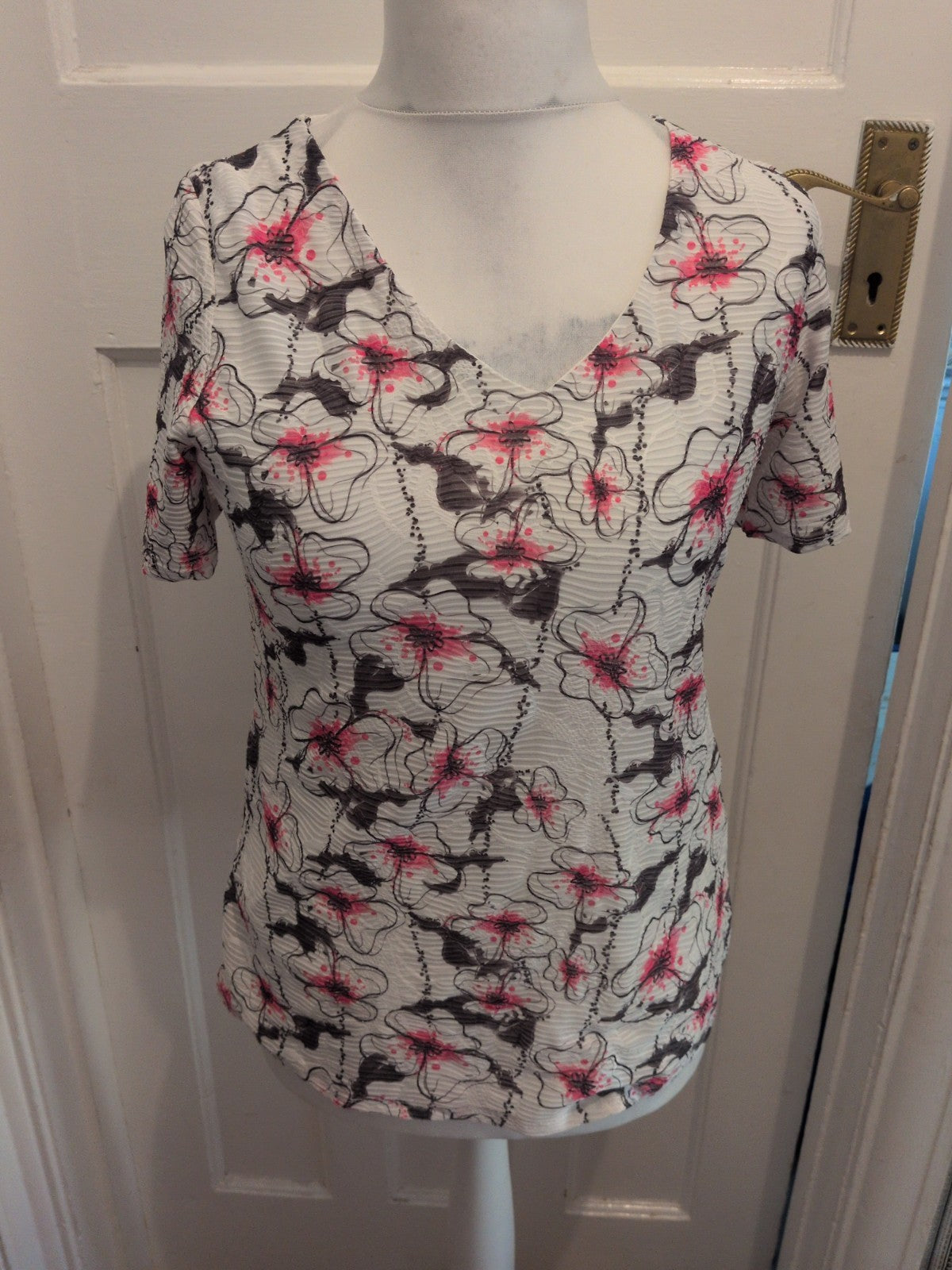 Saloos 12 Pink White And Charcoal Floral Short Sleeve V Neck Blouse