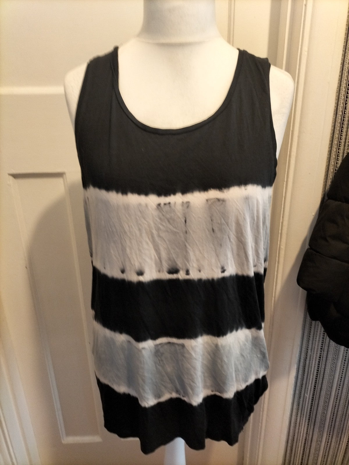 Ladies H&M Size Large Grey And Black Print Sleeveless Tshirt
