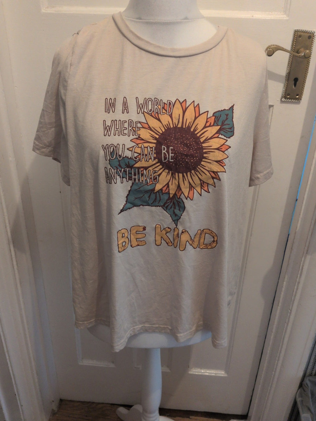 Shein 2XL Be Kind Print T-shirt Cracking