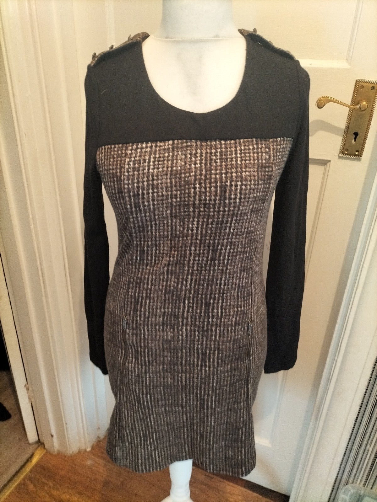 Ladies Yest Size Small Brown And Black Long Sleeved Dress