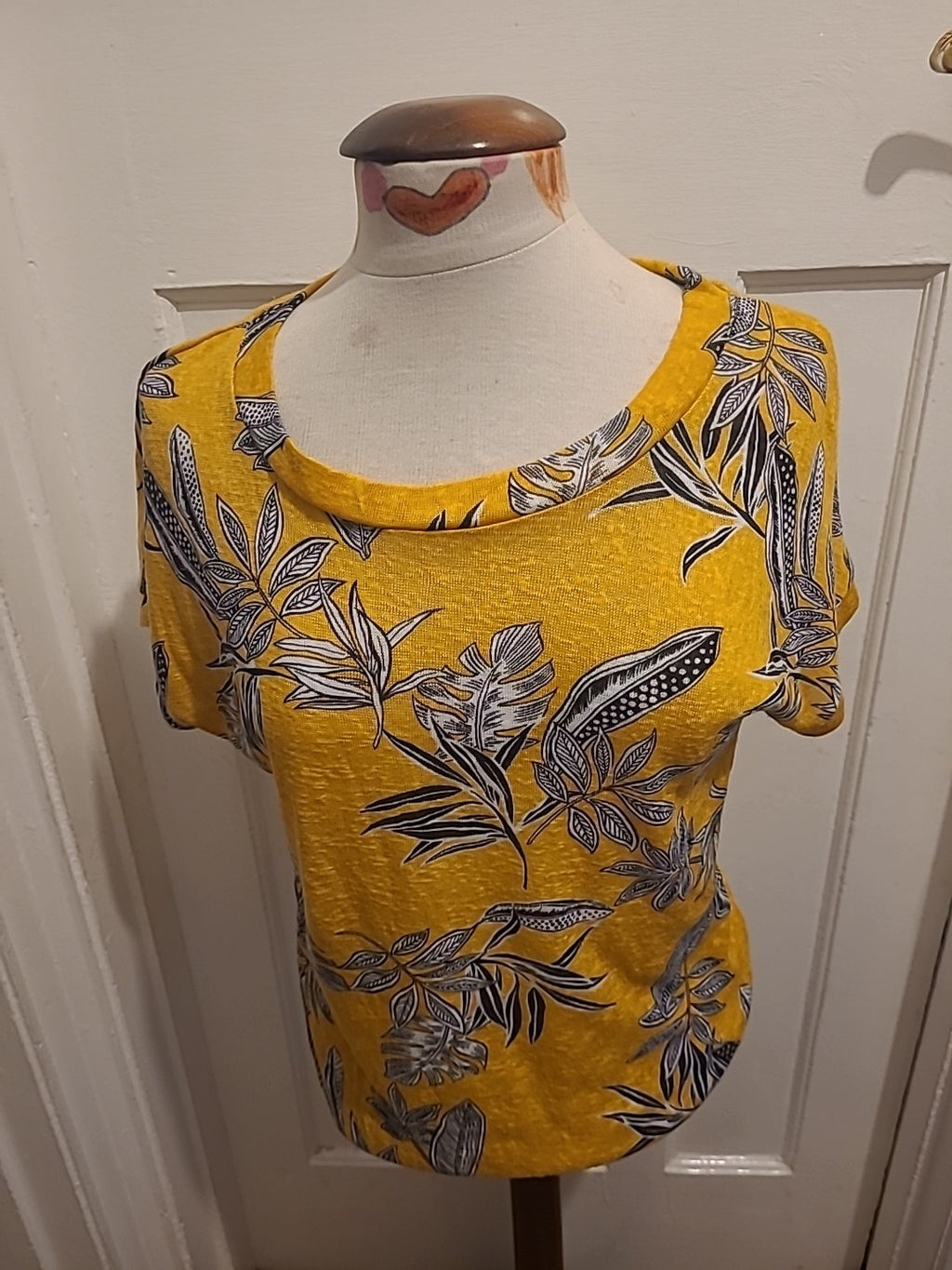 Ladies Peacocks Size 8 Yellow And White Leef Short Sleeve Top