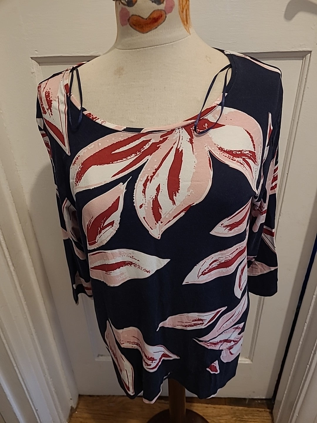 Ladies Viz.A.Viz Size 14-16 Navy Floral Mid Sleeved Blouse
