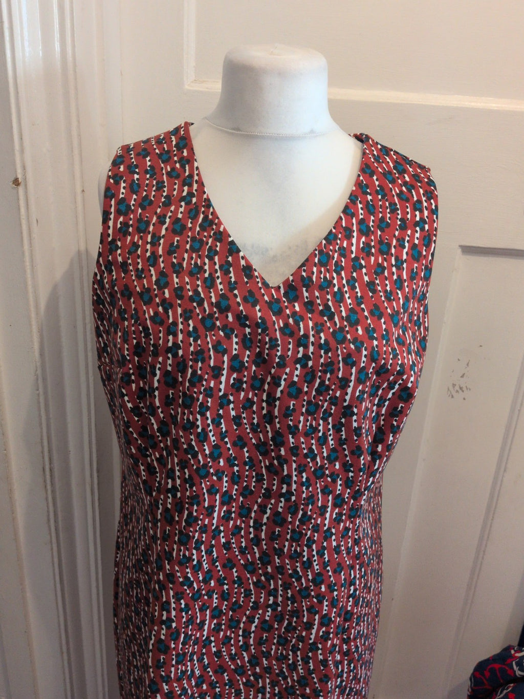 Ladies Tu 18 Brown Patterned V Neck Sleeveless Dress