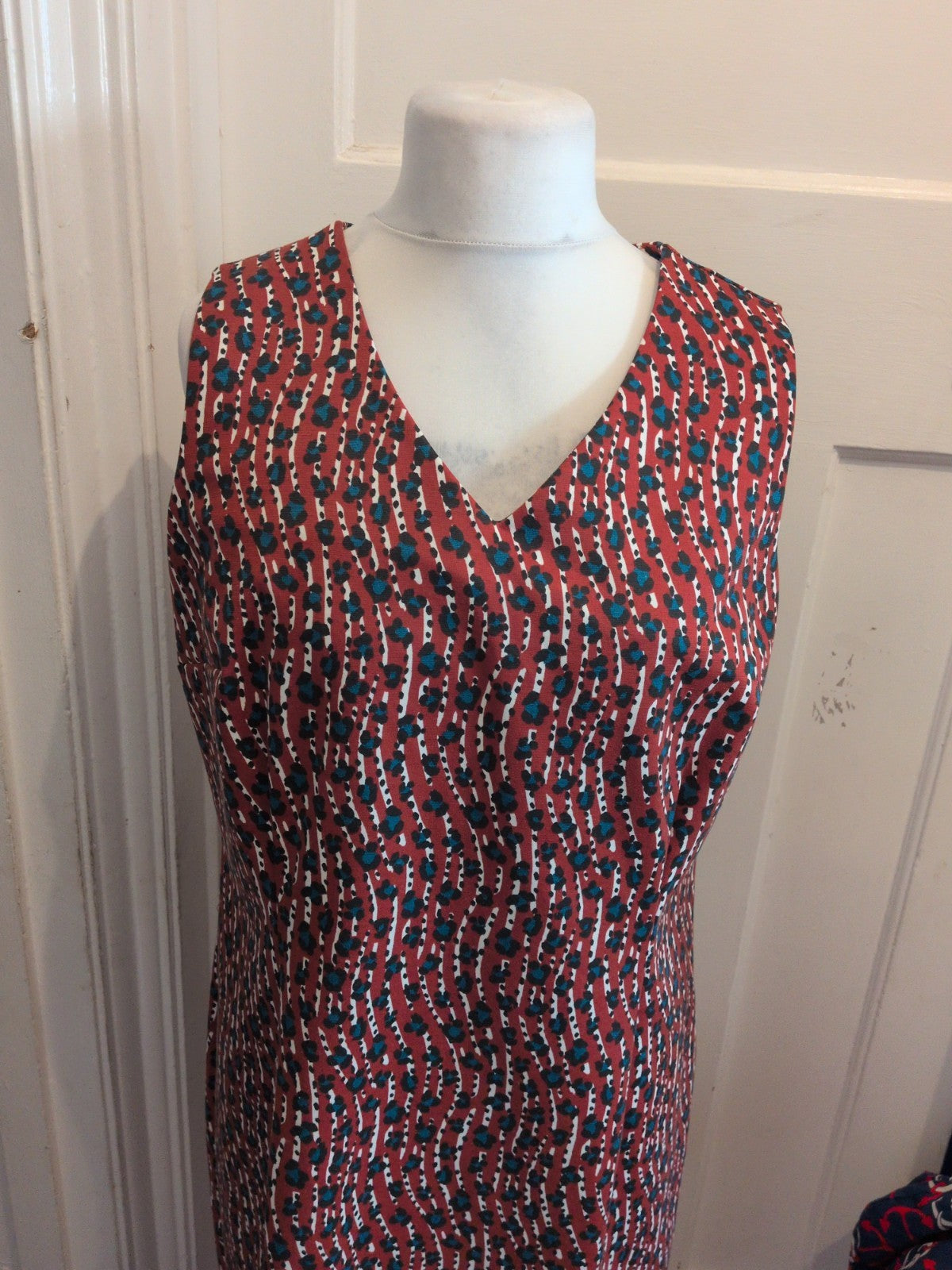 Ladies Tu 18 Brown Patterned V Neck Sleeveless Dress