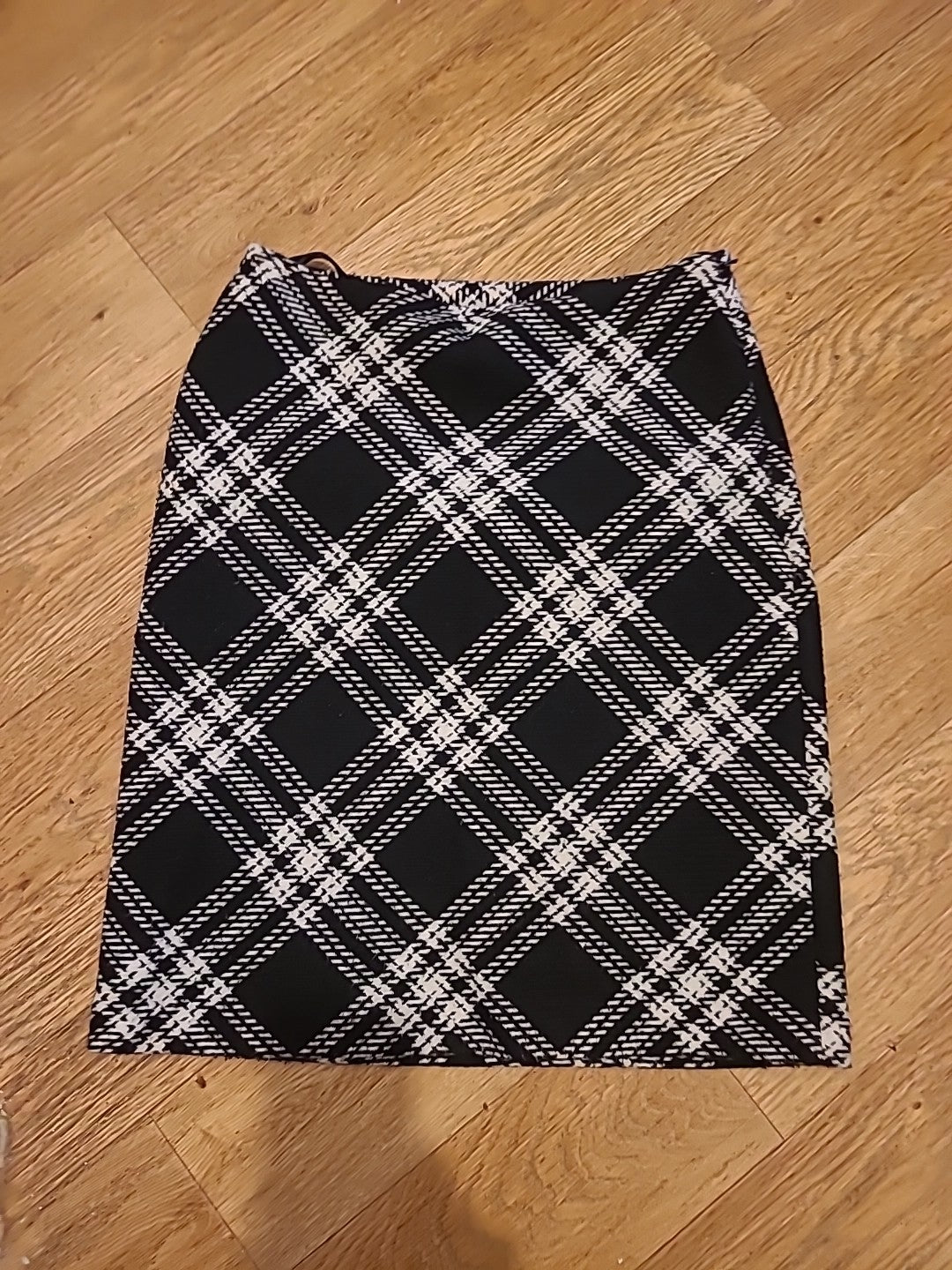 Ladies Isle Size 10 Blaxk And White Thick Lined Skirt Straight