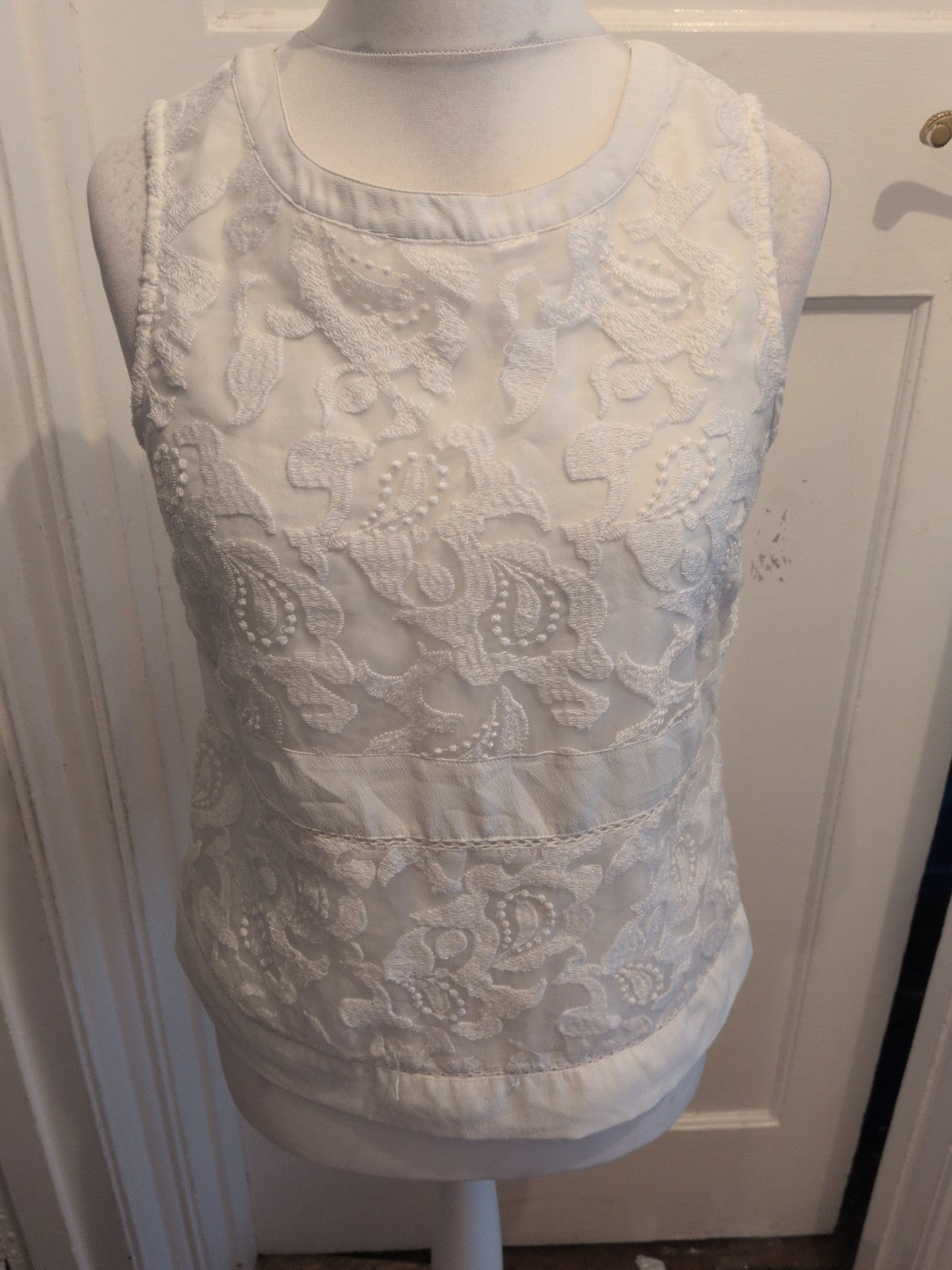 Papaya Classic 10 White Embroidery Sleeveless Blouse