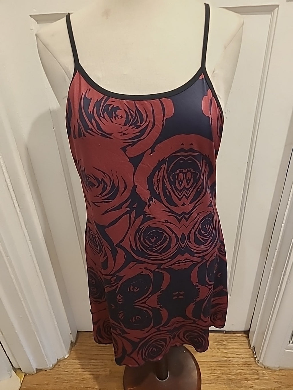Ladies Size Medium Burgundy Black Floral Sleeveless Night Dress