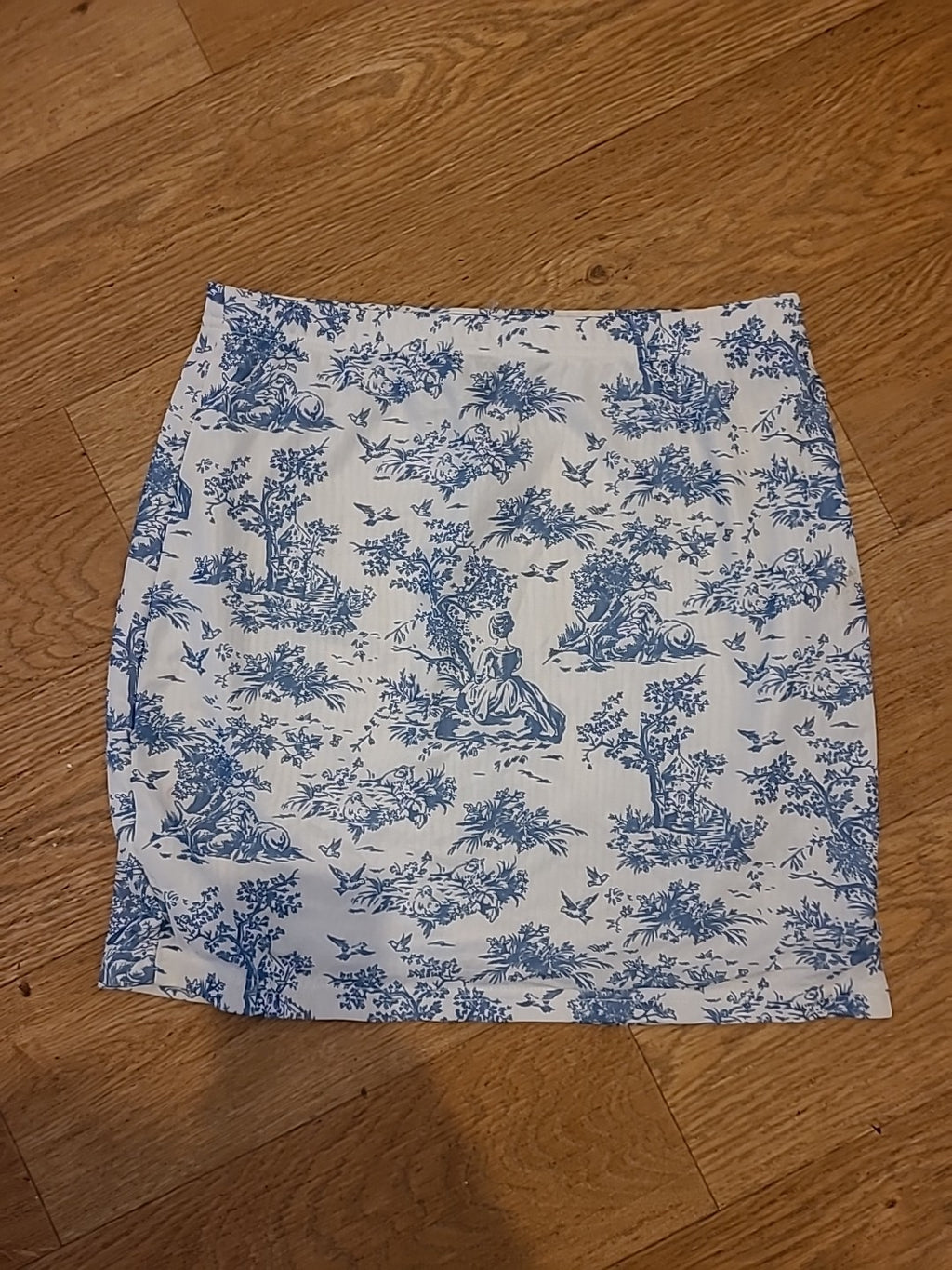 Ladies Shein Size Large Blue/White Floral Elasticated Short Skirt