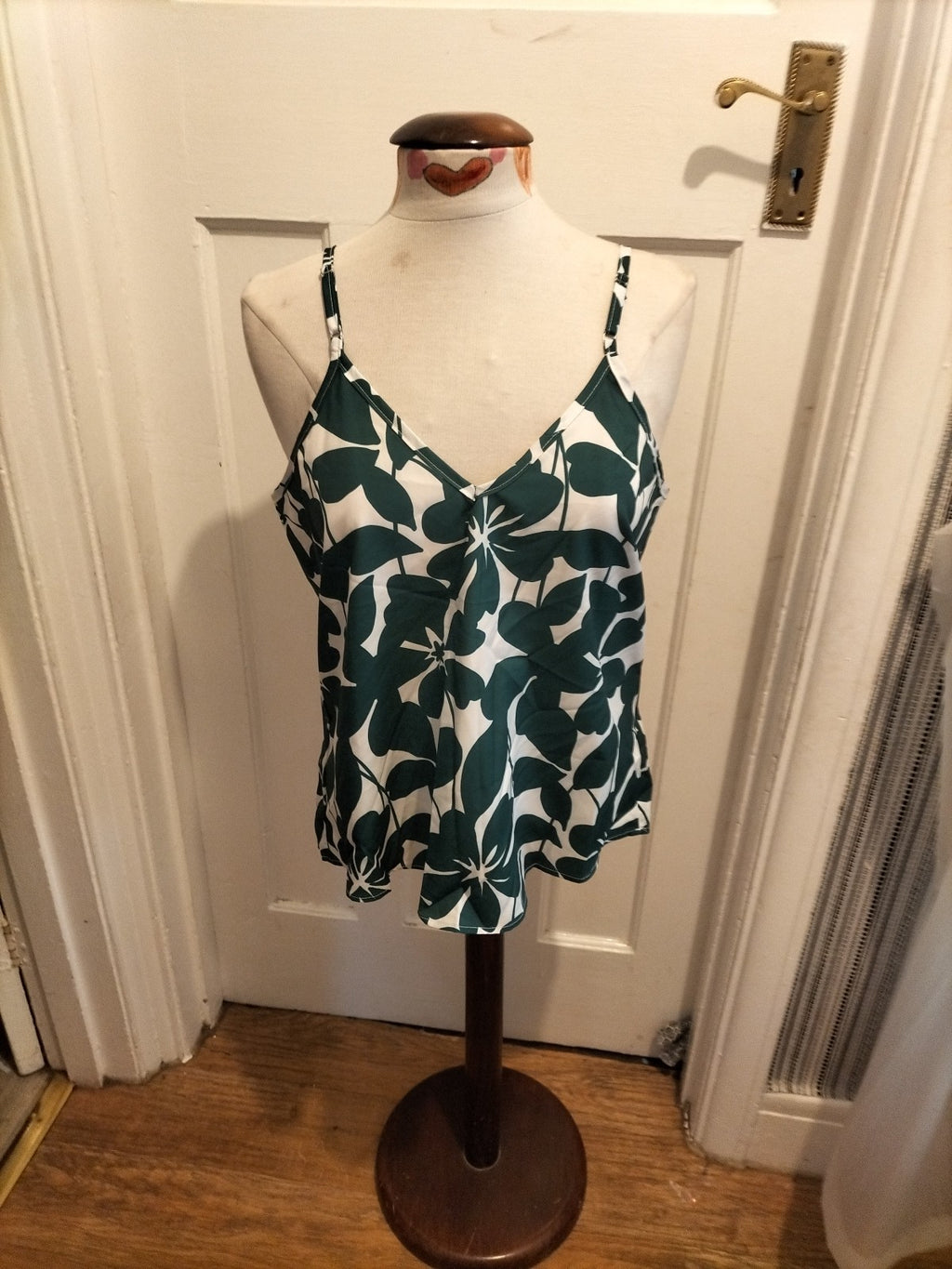 Ladies Shein Size Large Green/White Floral Sleeveless Tshirt