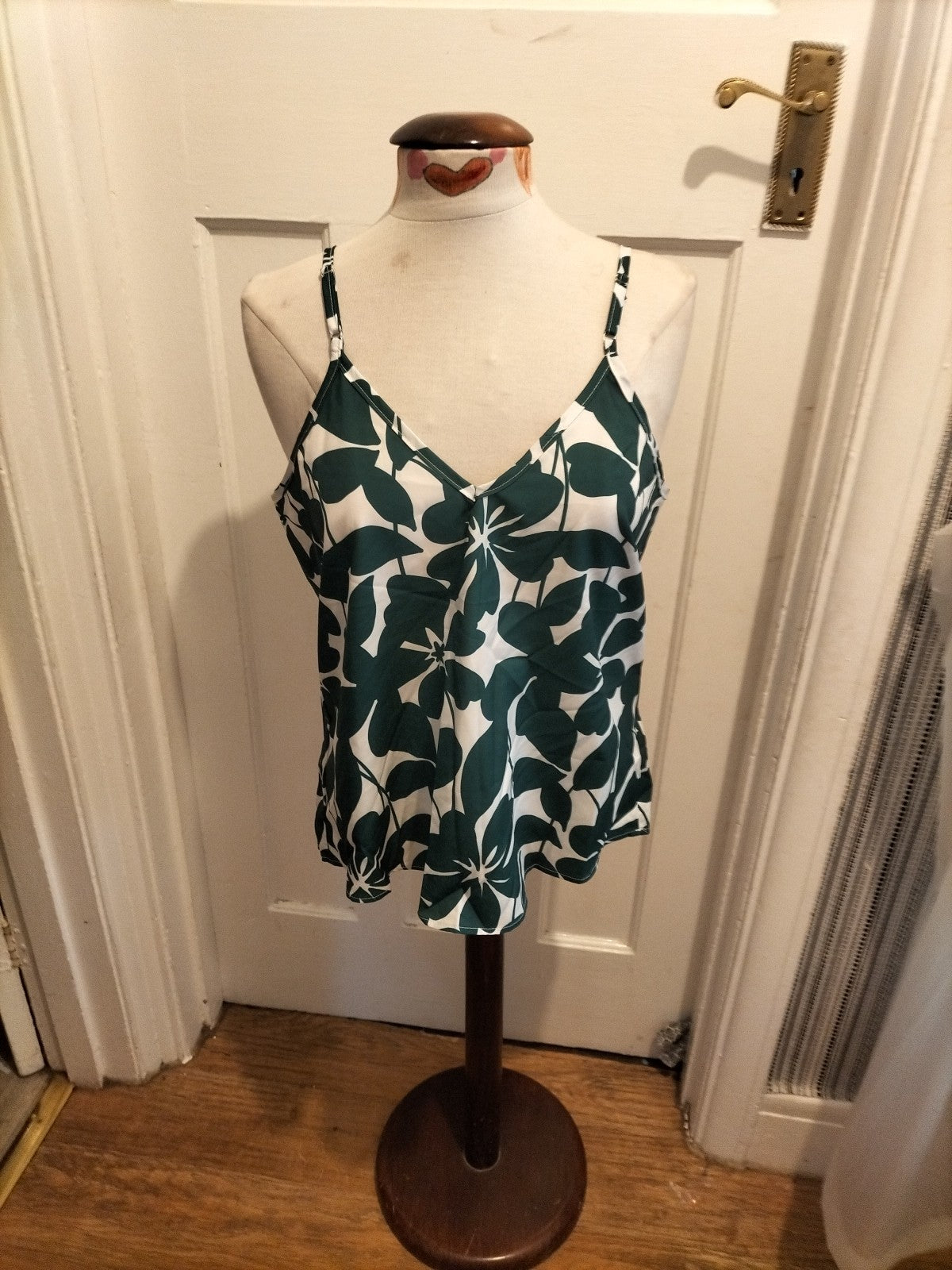 Ladies Shein Size Large Green/White Floral Sleeveless Tshirt