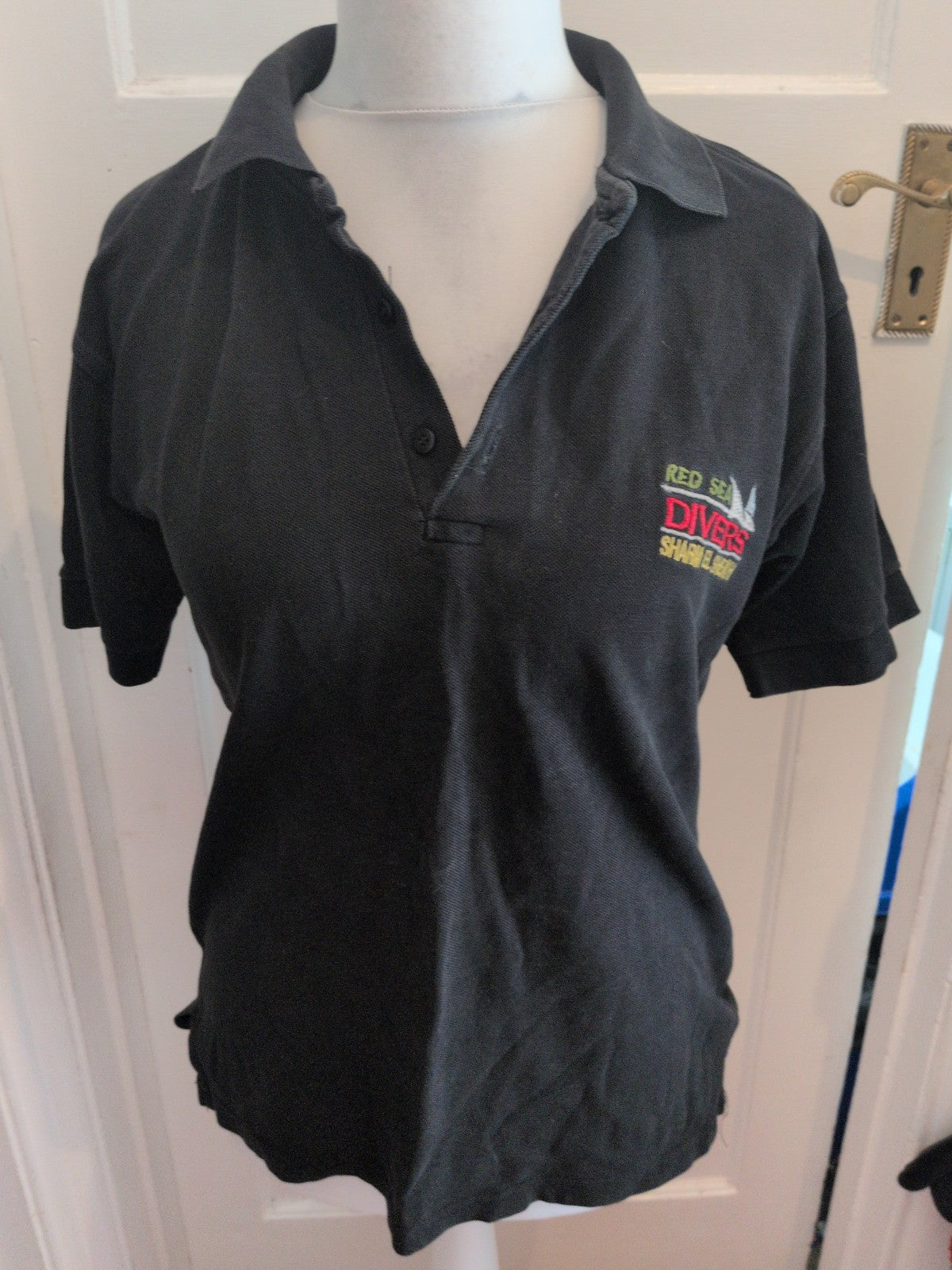 Medium Black Red Sea Divers Short Sleeve Polo