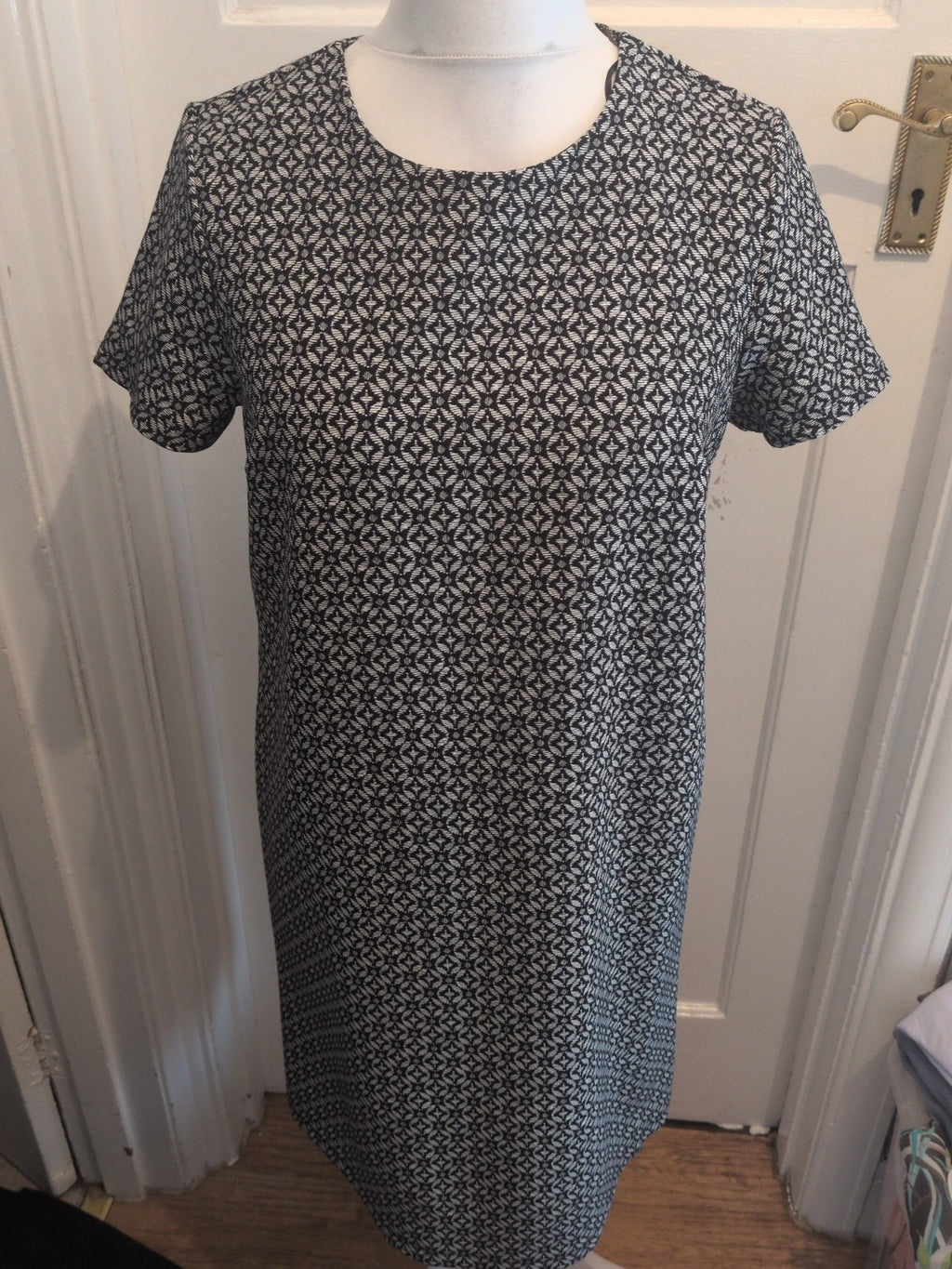 Tu 16 Black And White Spiral Pattern Short Sleeve Dress