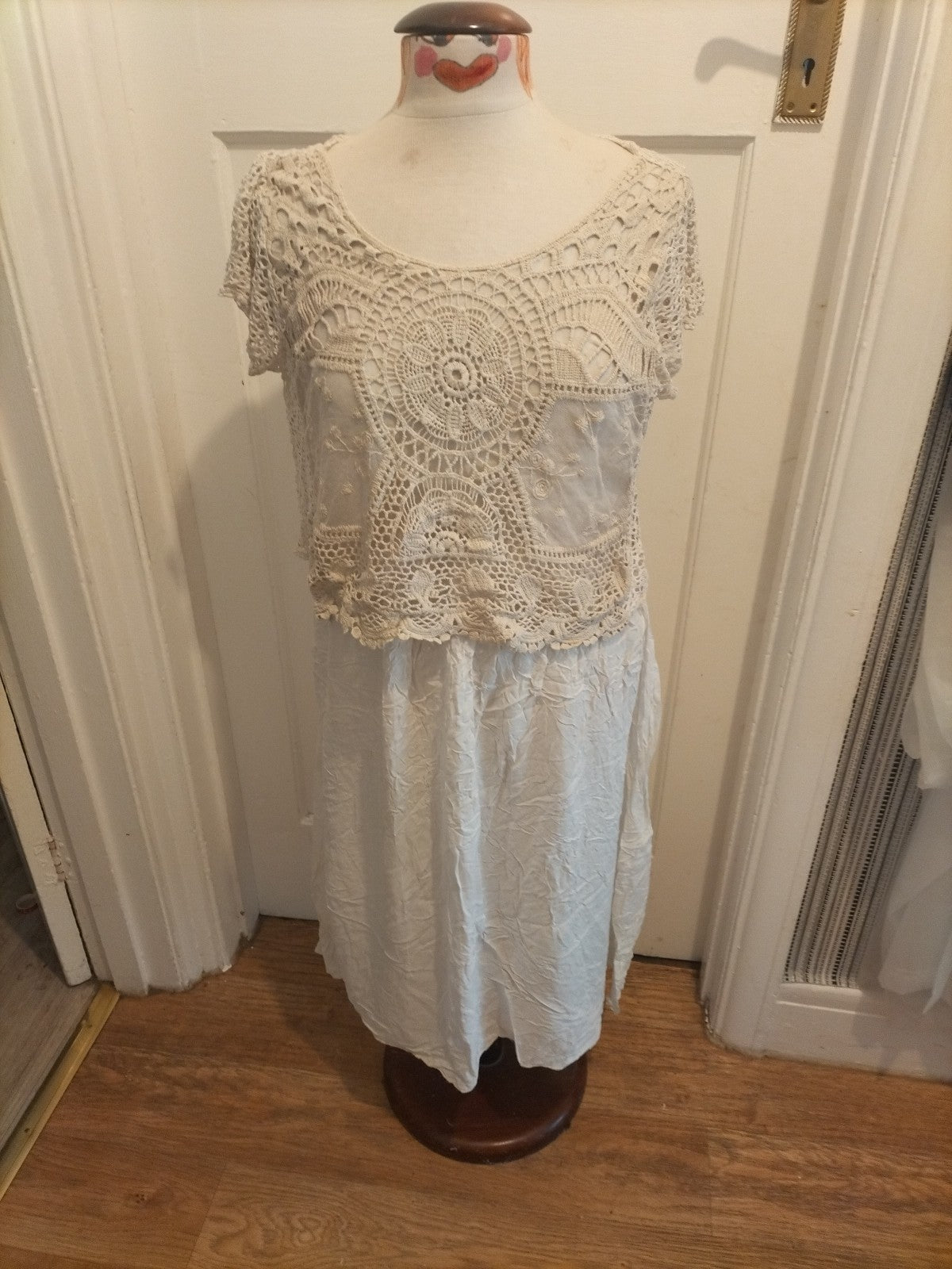 Ladies Size Large White Mesh Detail Short Sleeved Dress