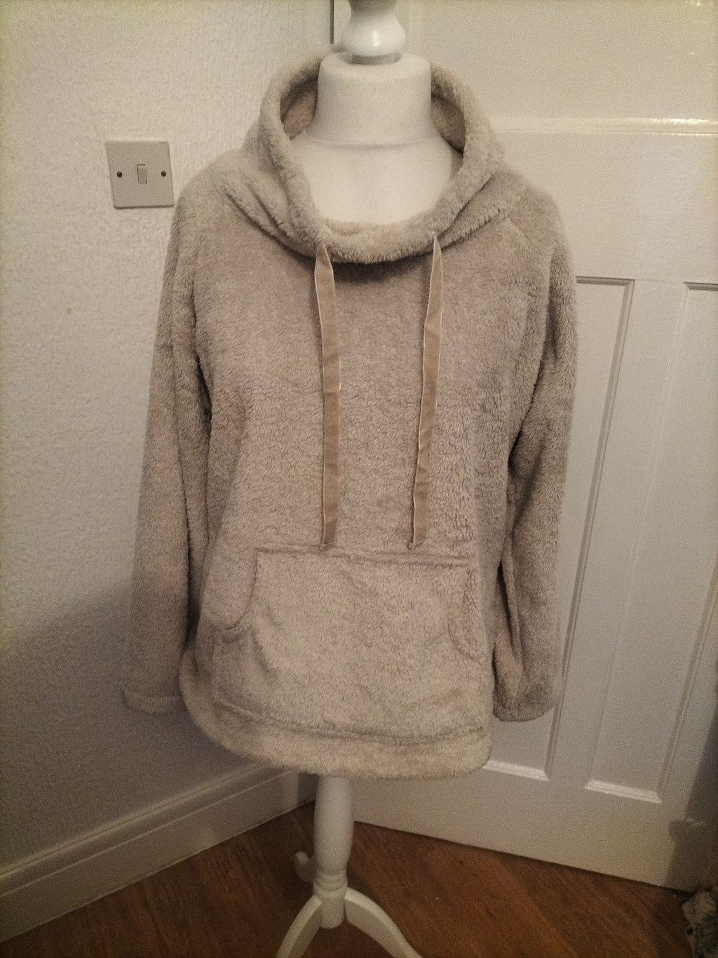 Ladies Size Large Beige Fluffy Pullover Jumper