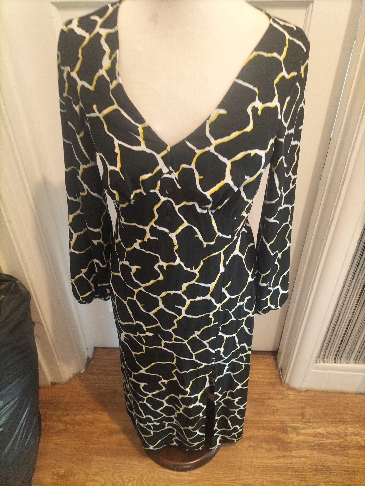 Ladies Lola Skye Size 8 White Yellow Black Long Sleeved Split Hem Dress