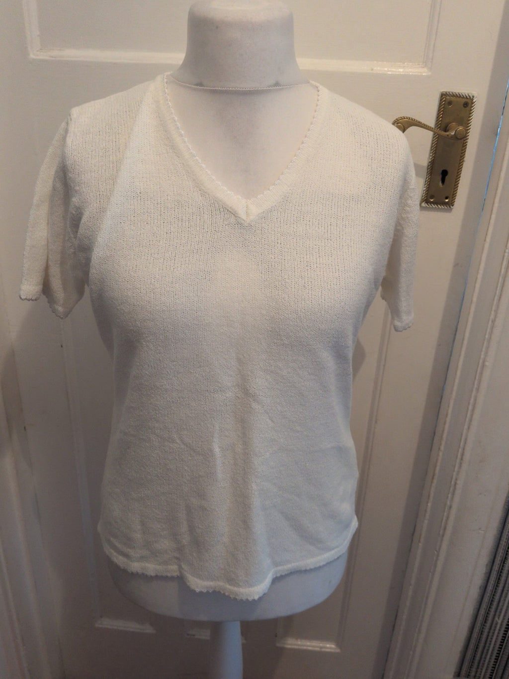 Design Essentials S/M White V Neck Short Sleeve Blouse