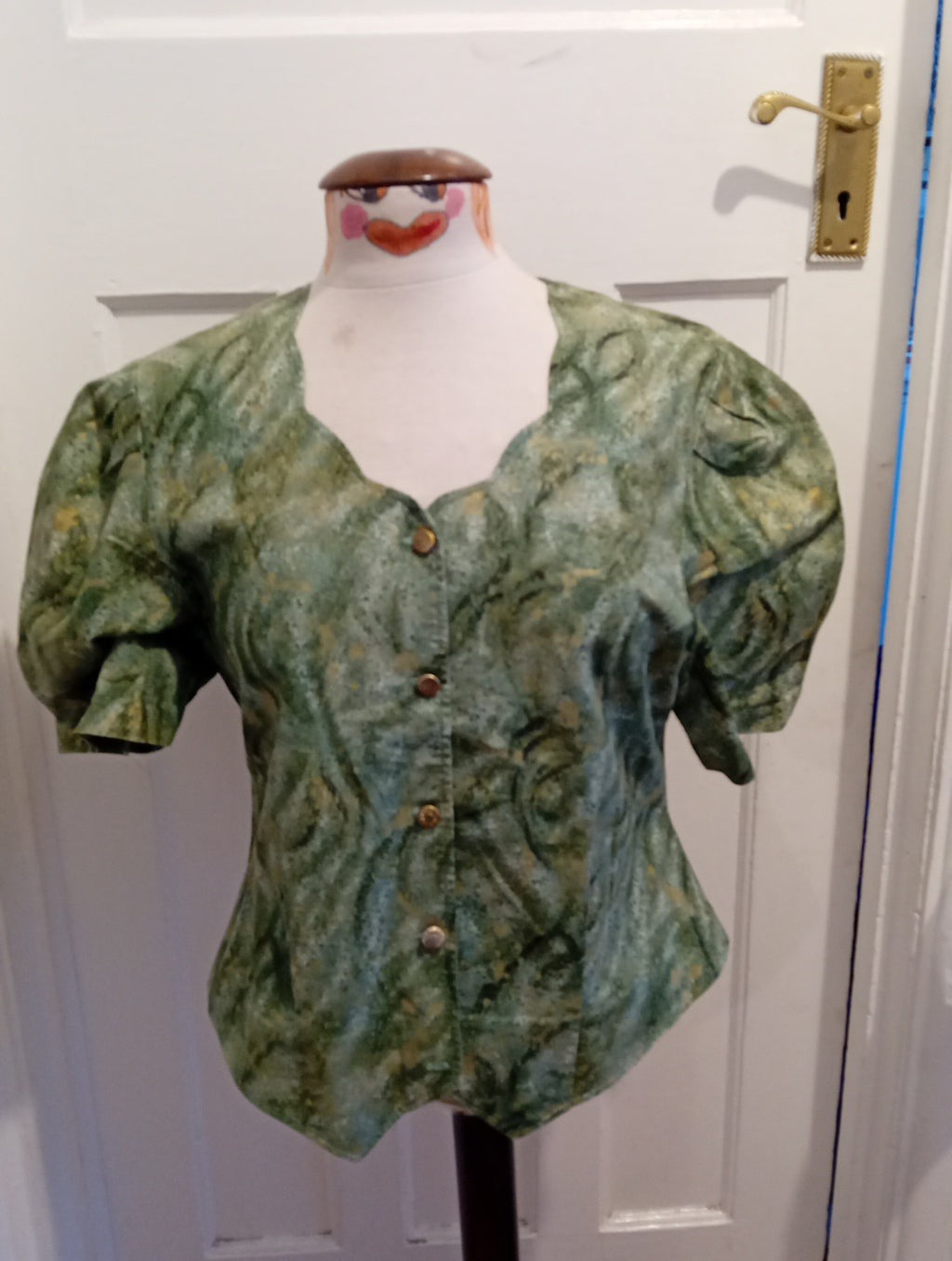 Ladies Size Medium Green Toned Short Sleeved Buttoned Blouse