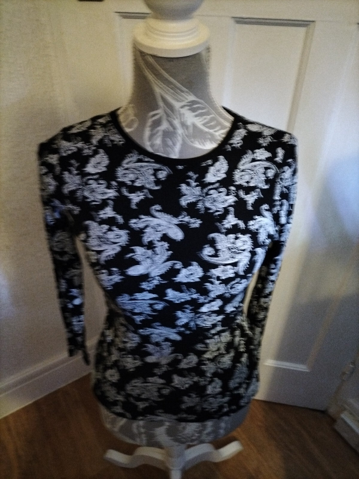 Ladies Peacocks Size 12 Black/White Floral Long Sleeved Blouse
