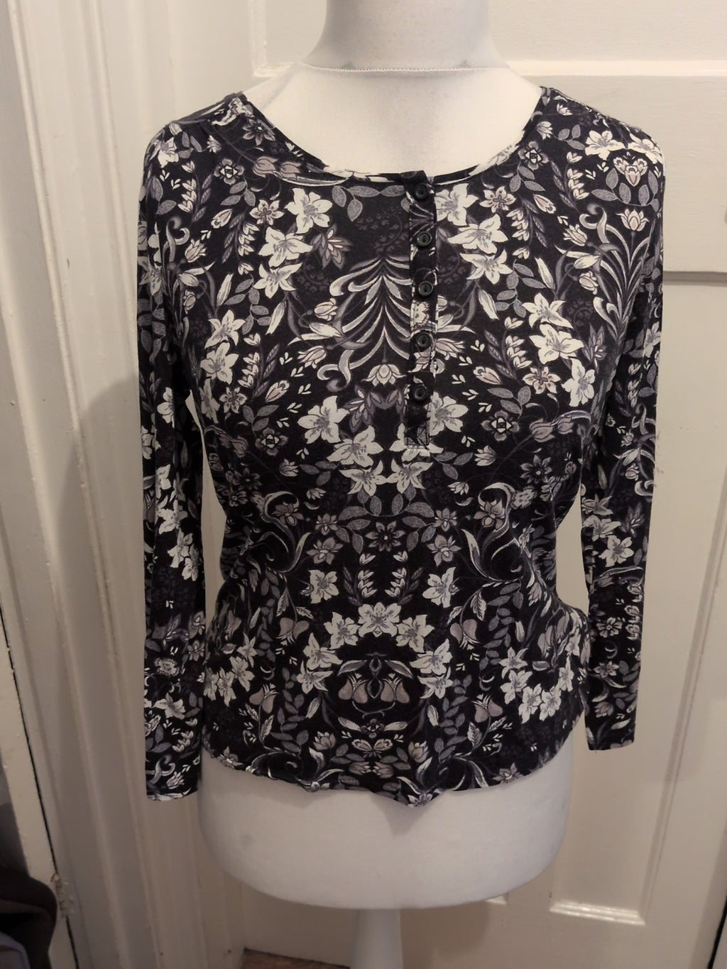 TU 12 Black/Grey/White Long Sleeve Floral Blouse