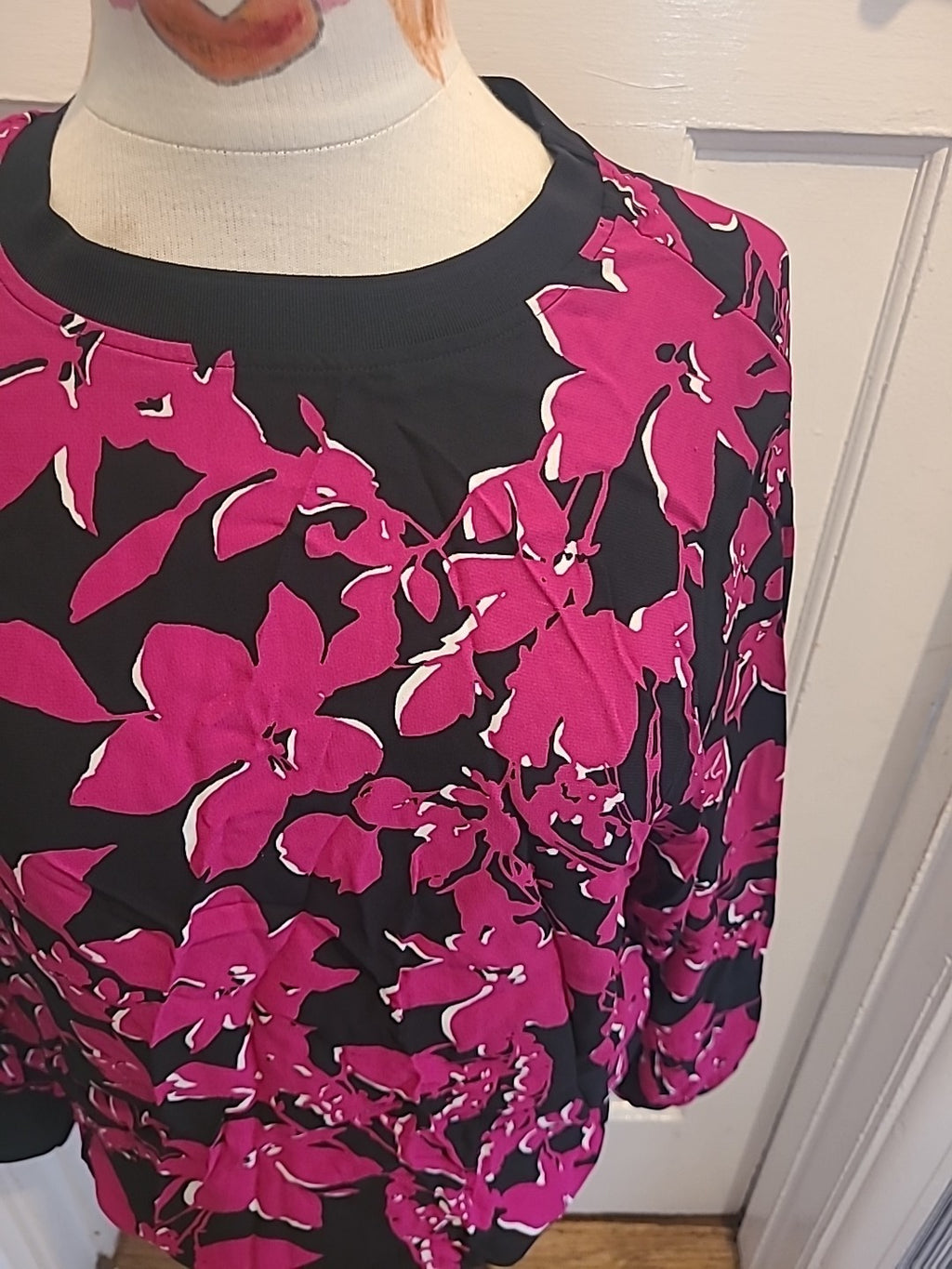 Ladies Autograph Size 8 Cerise Black Long Sleeved Floral Tshirt