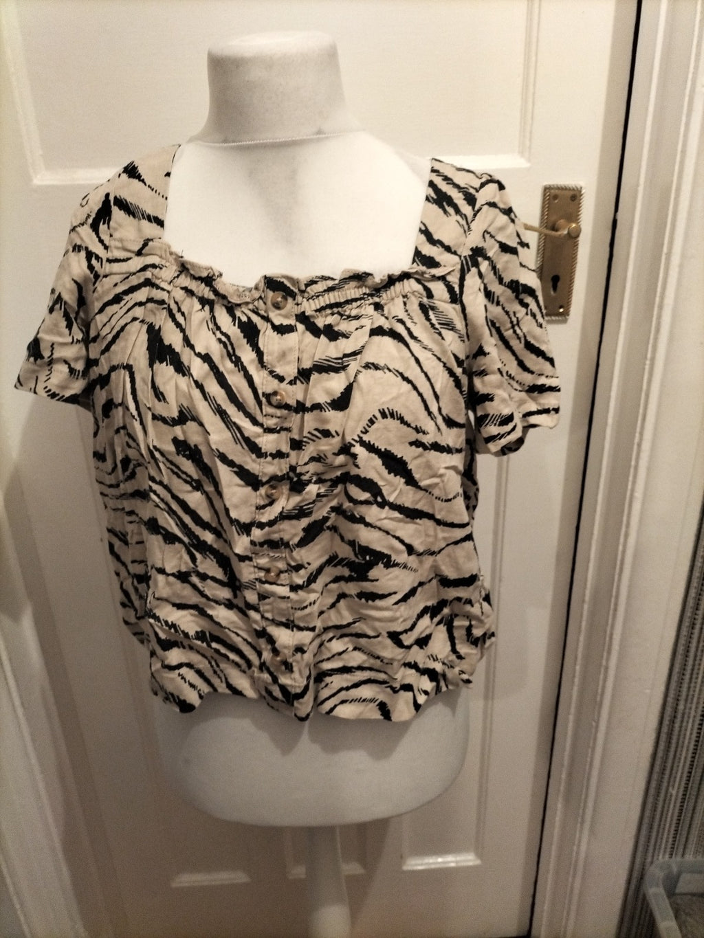 Ladies Papaya Size 12 Beige And Black Zebra Stripe Short Sleeved Blouse