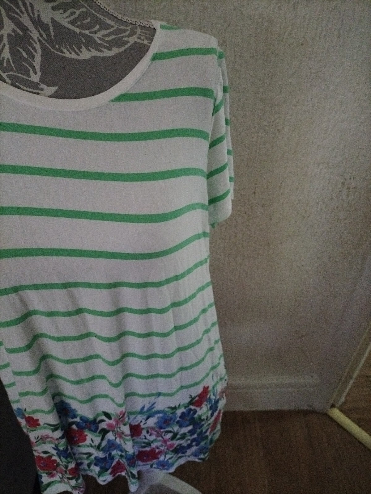 Ladies Tu Size 14 Short Sleeved Floral Tshirt