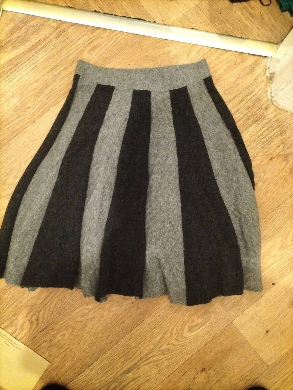 Ladies Stile Benneton Size S/M Grey Toned Wool Skirt